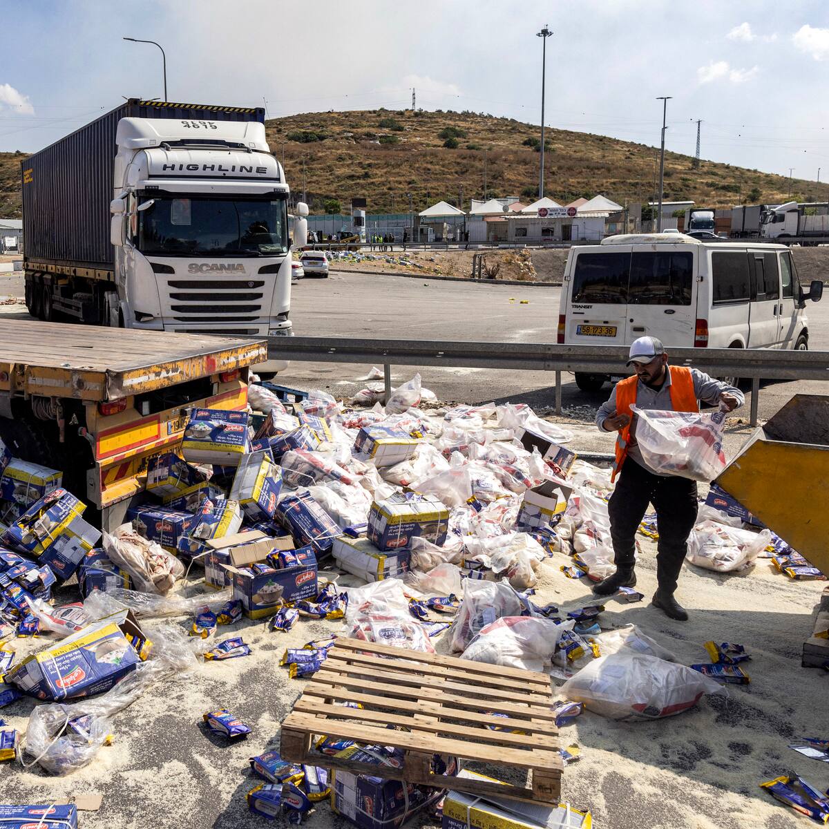 Un grupo de israelíes bloquea y vandaliza ayuda humanitaria de camino a la Franja de Gaza