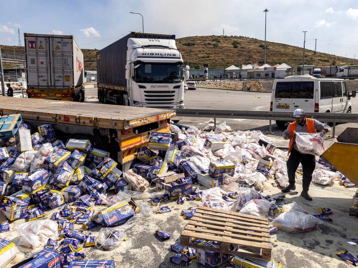 Un grupo de israelíes bloquea y vandaliza ayuda humanitaria de camino a la Franja de Gaza