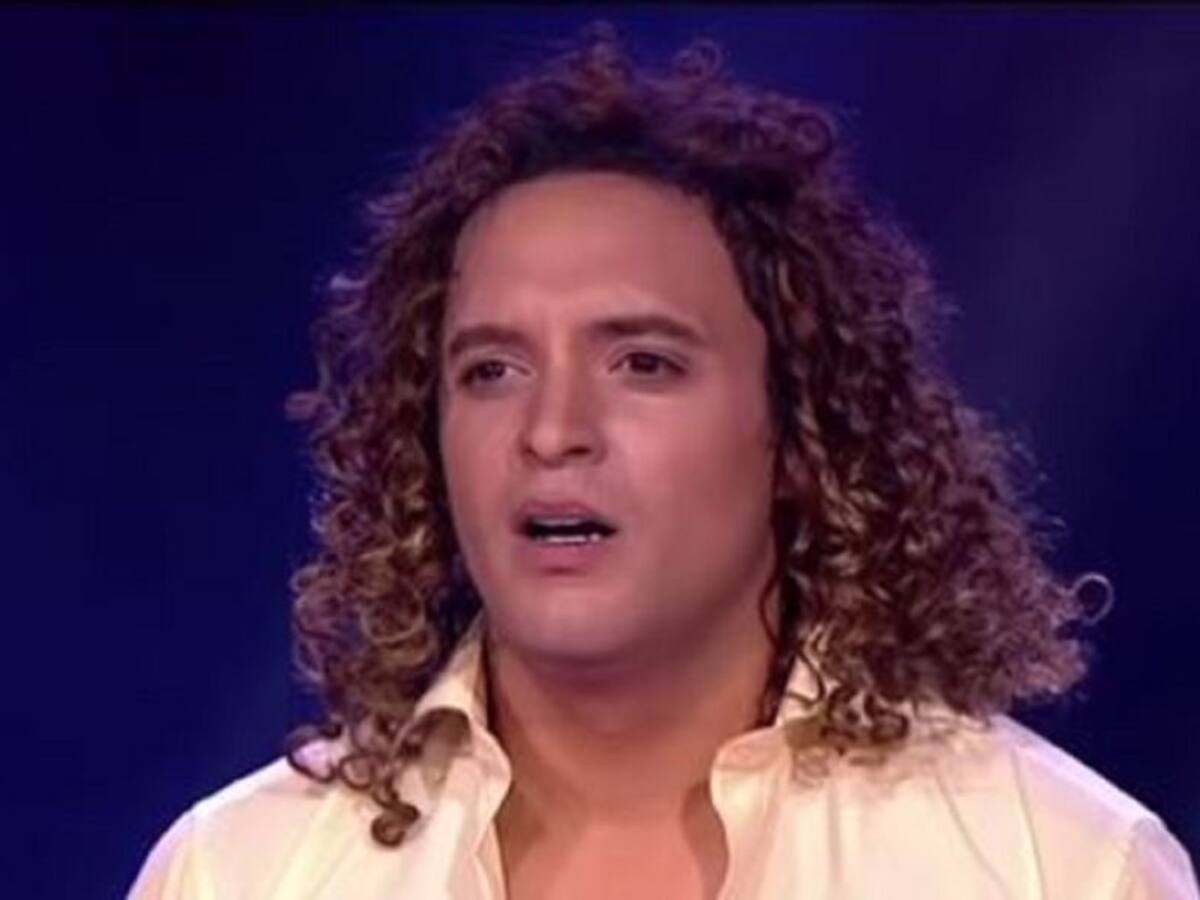 Por una peluca imitador de David Bisbal es blanco de críticas en redes