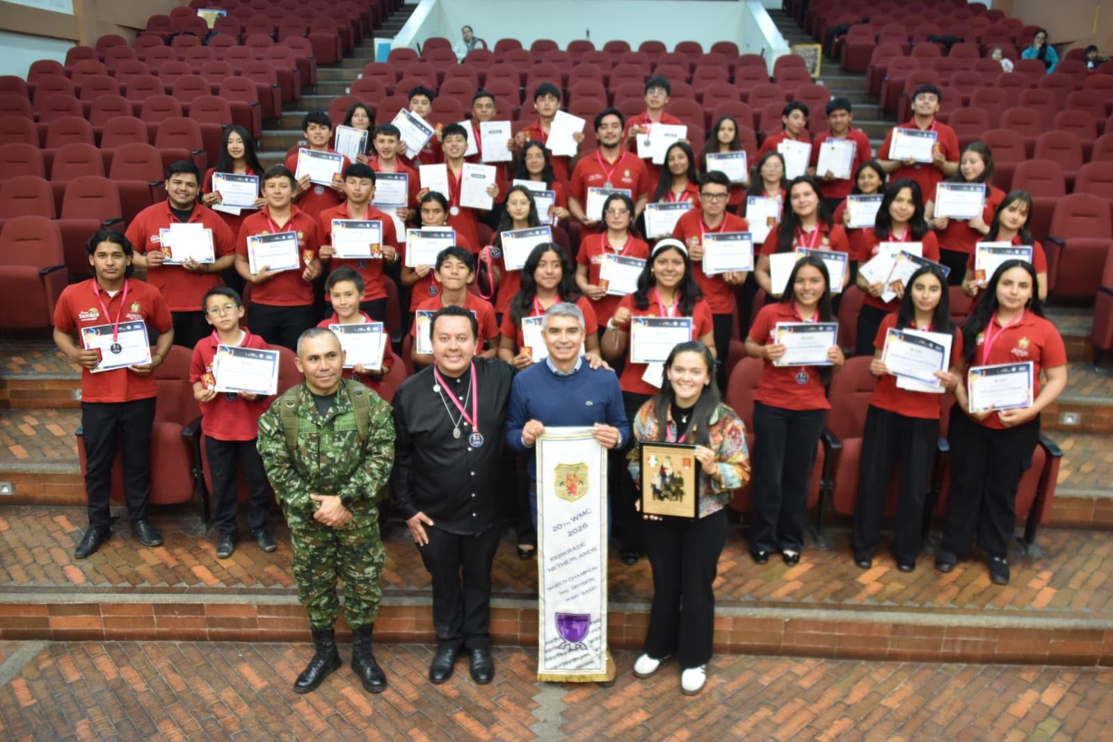 Los jóvenes pertenecientes a la Banda Sinfónica Especial de Samacá recibieron un homenaje por parte de la Alcaldía Municipal y el Ejército Nacional / Foto: Alcaldía de Samacá.