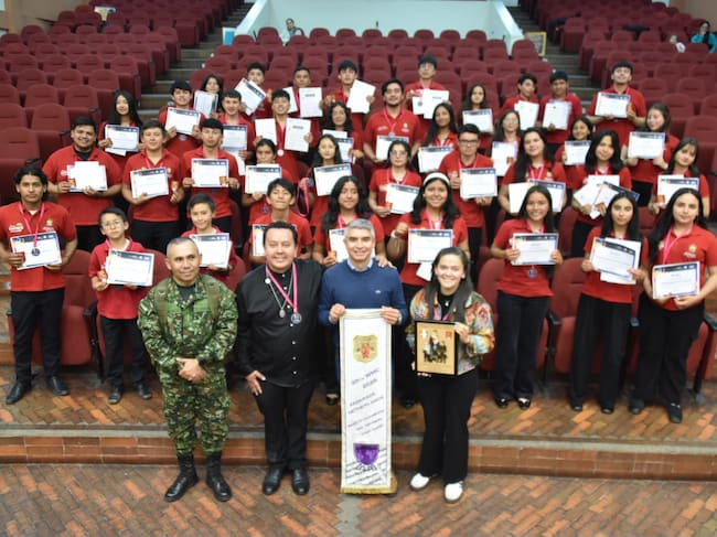 Los jóvenes pertenecientes a la Banda Sinfónica Especial de Samacá recibieron un homenaje por parte de la Alcaldía Municipal y el Ejército Nacional / Foto: Alcaldía de Samacá.