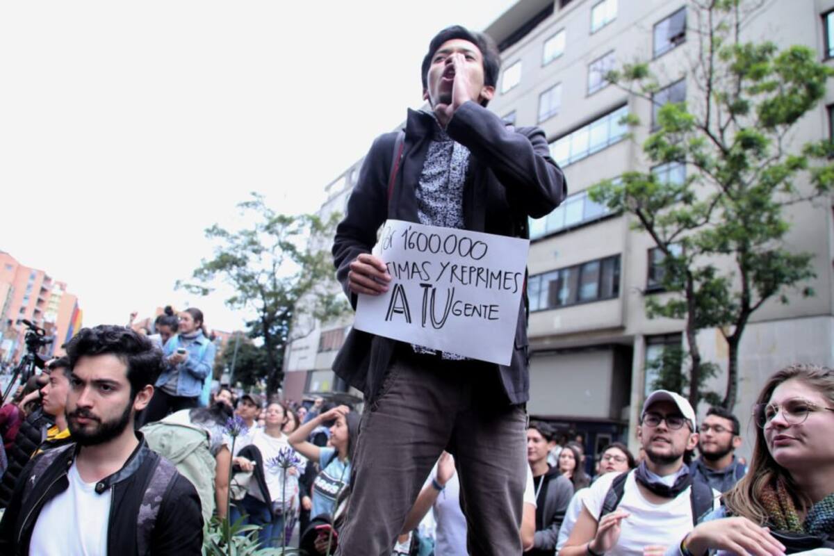 Joven liderando las arengas universitarias.
