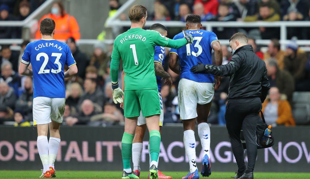 Yerry Mina abandonó el campo de juego lesionado a los 34 minutos del duelo ante el Newcastle United.
