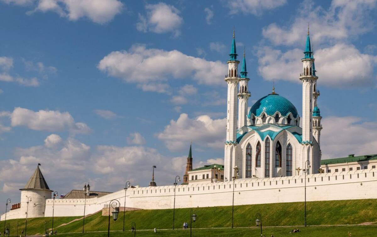 Es la capital de Tartaristán, está a 825 km de Moscú y su población asciende a las 1.200.000 personas