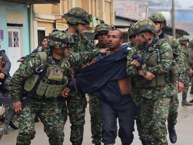 AME8000. EL TAMBO (COLOMBIA), 23/06/2025.- Fotografía cedida este lunes por la oficina de comunicaciones del Ejército de Colombia de militares trasladando a un detenido por el secuestro de los 57 soldados, en El Tambo (Colombia). Las autoridades colombianas rescataron este lunes a los 57 militares que fueron "privados de su libertad" un día antes por comunidades "constreñidas" por una disidencia de las FARC en la región del Cañón del Micay, en el convulso departamento del Cauca (suroeste), confirmó el Ejército. EFE/Ejército de Colombia/SOLO USO EDITORIAL /NO VENTAS /SOLO DISPONIBLE PARA ILUSTRAR LA NOTICIA QUE ACOMPAÑA /CRÉDITO OBLIGATORIO/MÁXIMA CALIDAD DISPONIBLE