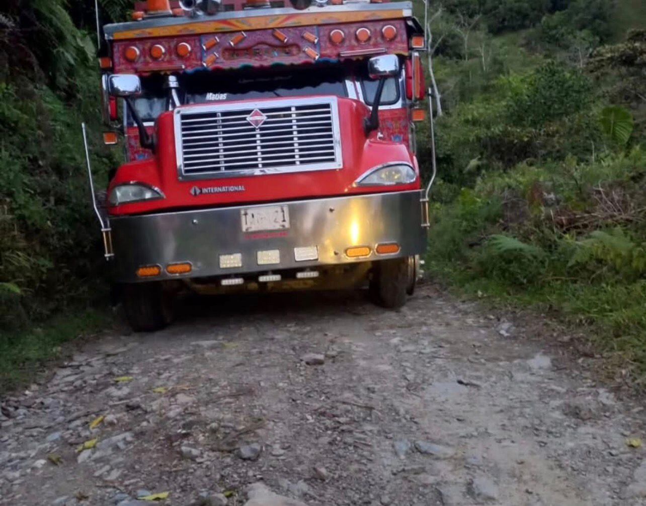 Foto de Nariño Antioquia de chiva que fue atacada por el Clan del Oriente