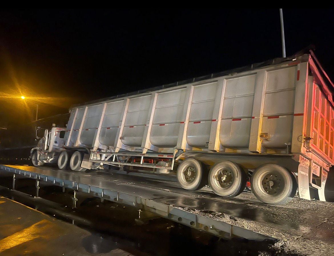 Cerrada la vía al Llano en el km 44+700 por siniestro vial de un tractocamión. Foto: Suministrada Coviandina.