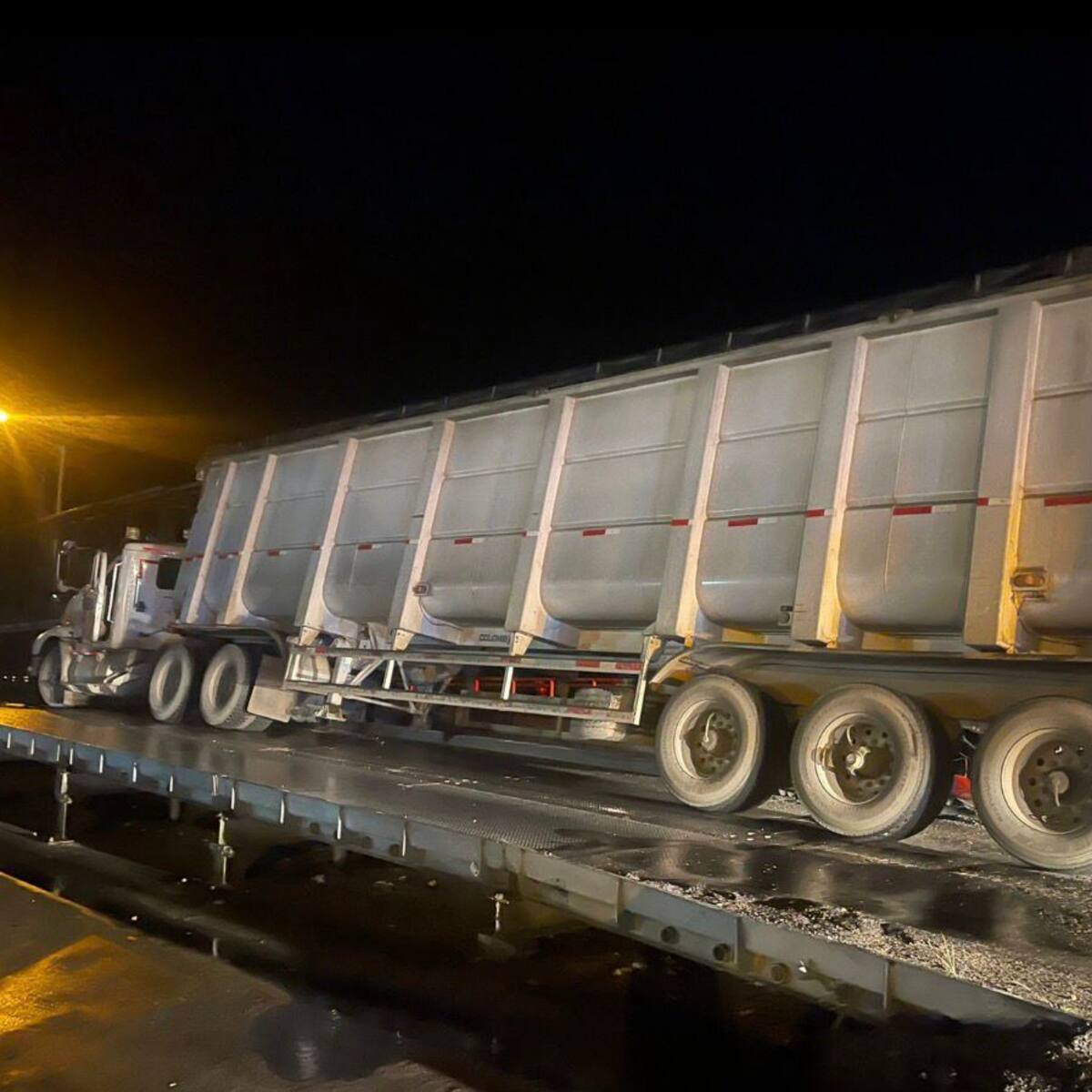 Problemas de movilidad en la vía al Llano por accidente de tránsito con tractocamión