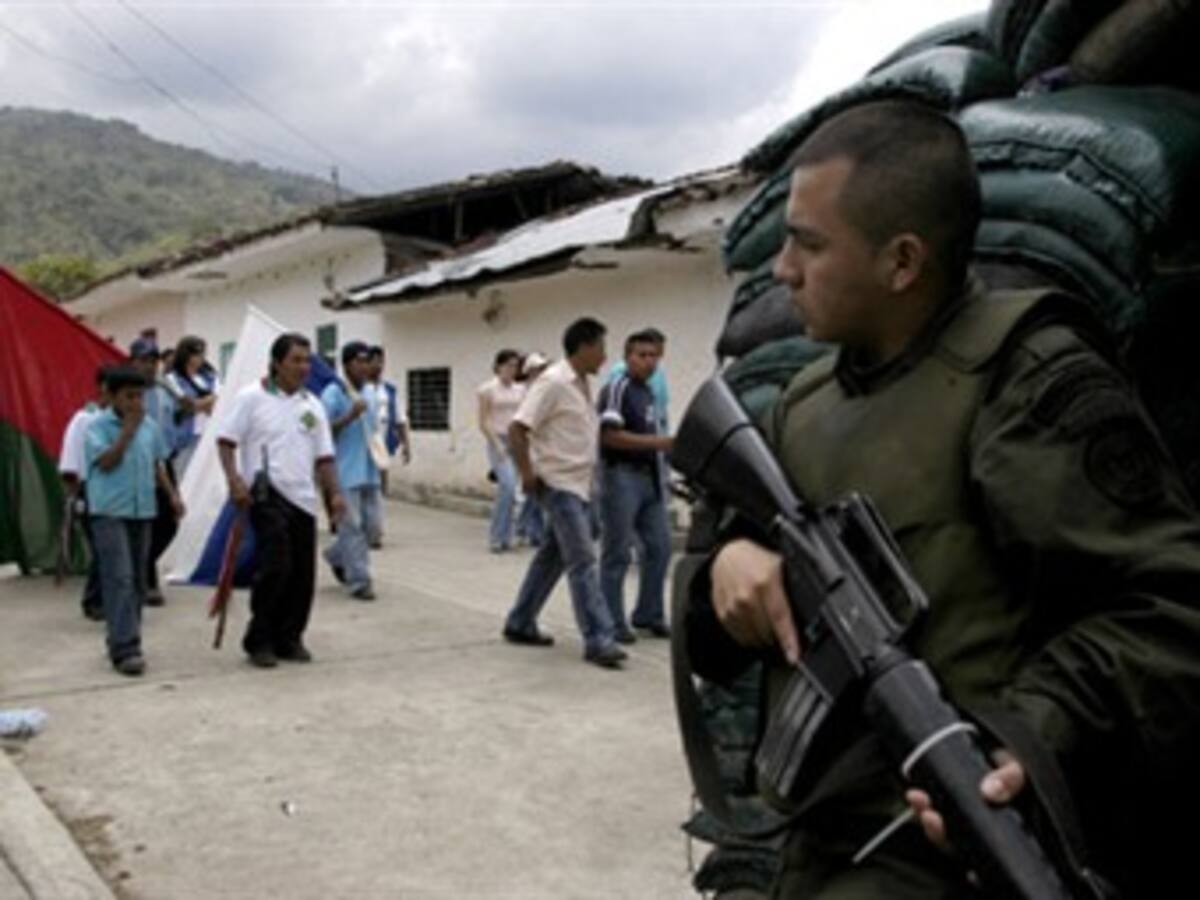 Ejército afirma que las Farc están detrás del bloqueo indígena en una base del Cauca