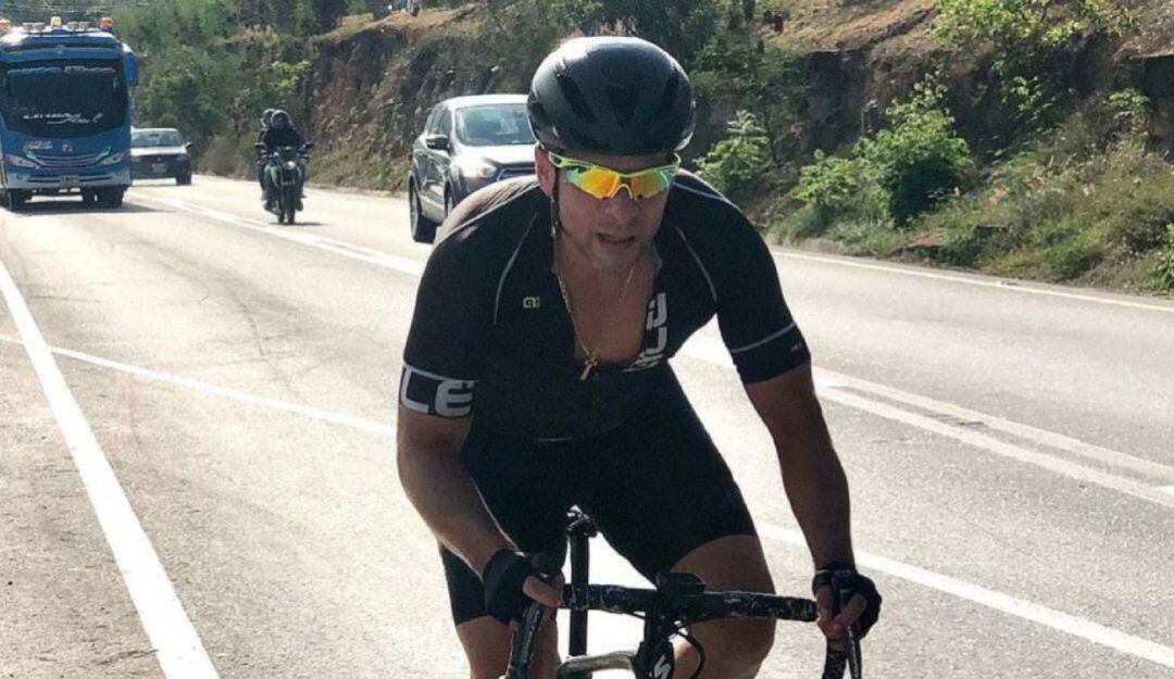 Cirujano Carlo Vallejo en su bicicleta 