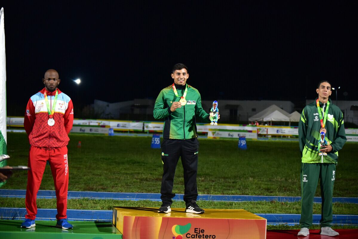 Tomas Nieto del Quindío medalla de oro en Salto con Pértiga en Juegos Nacionales. Foto Cortesía HOOVER CRUZ