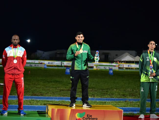 Tomas Nieto del Quindío medalla de oro en Salto con Pértiga en Juegos Nacionales. Foto Cortesía HOOVER CRUZ