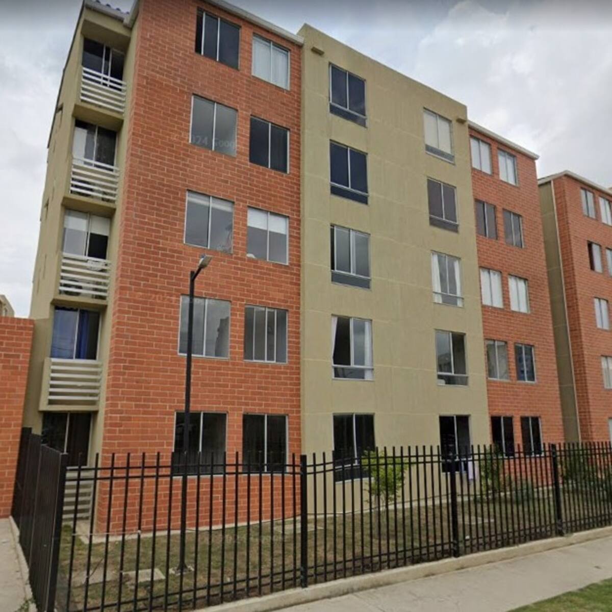 Mujer cayó desde un cuarto piso y su pareja “desapareció”: la familia exige respuestas