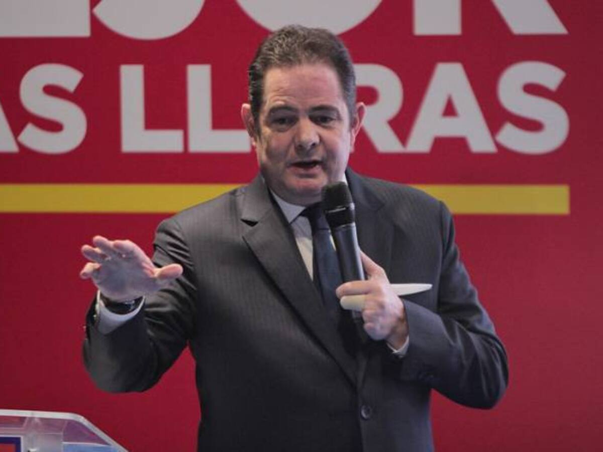 Recobrar la confianza, estimular la inversión y generar más productividad, plantea Vargas Lleras