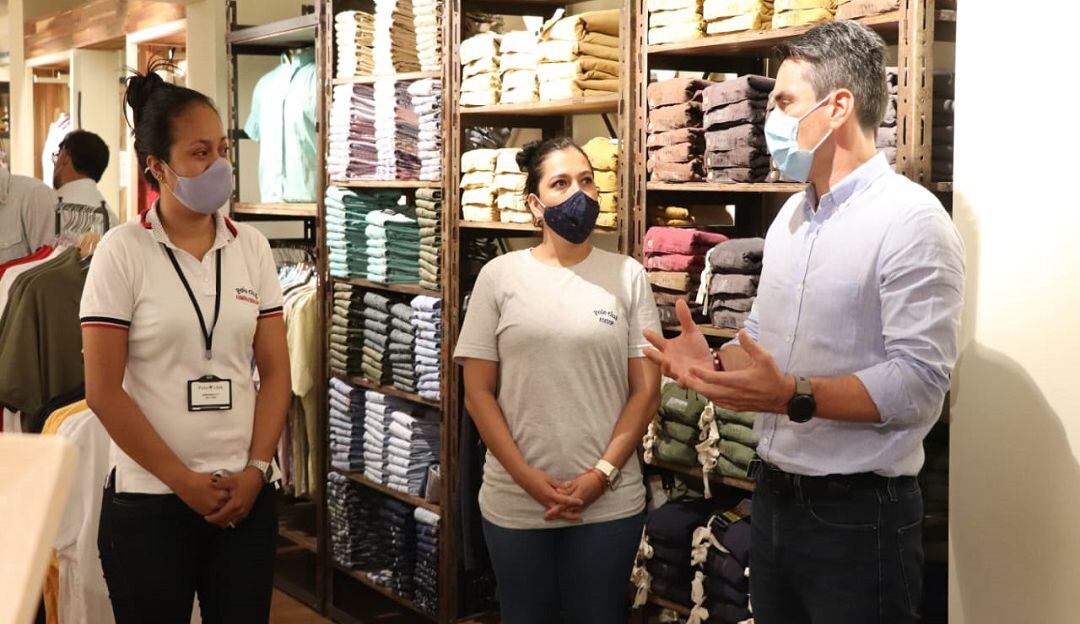 El alcalde Carlos Ordosgoitia durante la visita de inspección a locales comerciales.