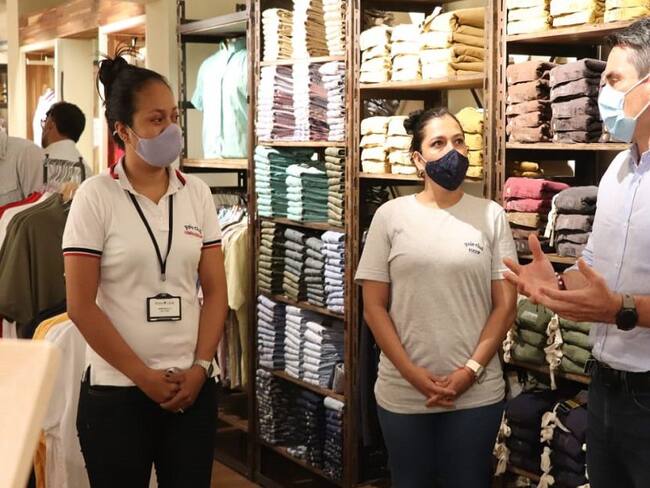 El alcalde Carlos Ordosgoitia durante la visita de inspección a locales comerciales.