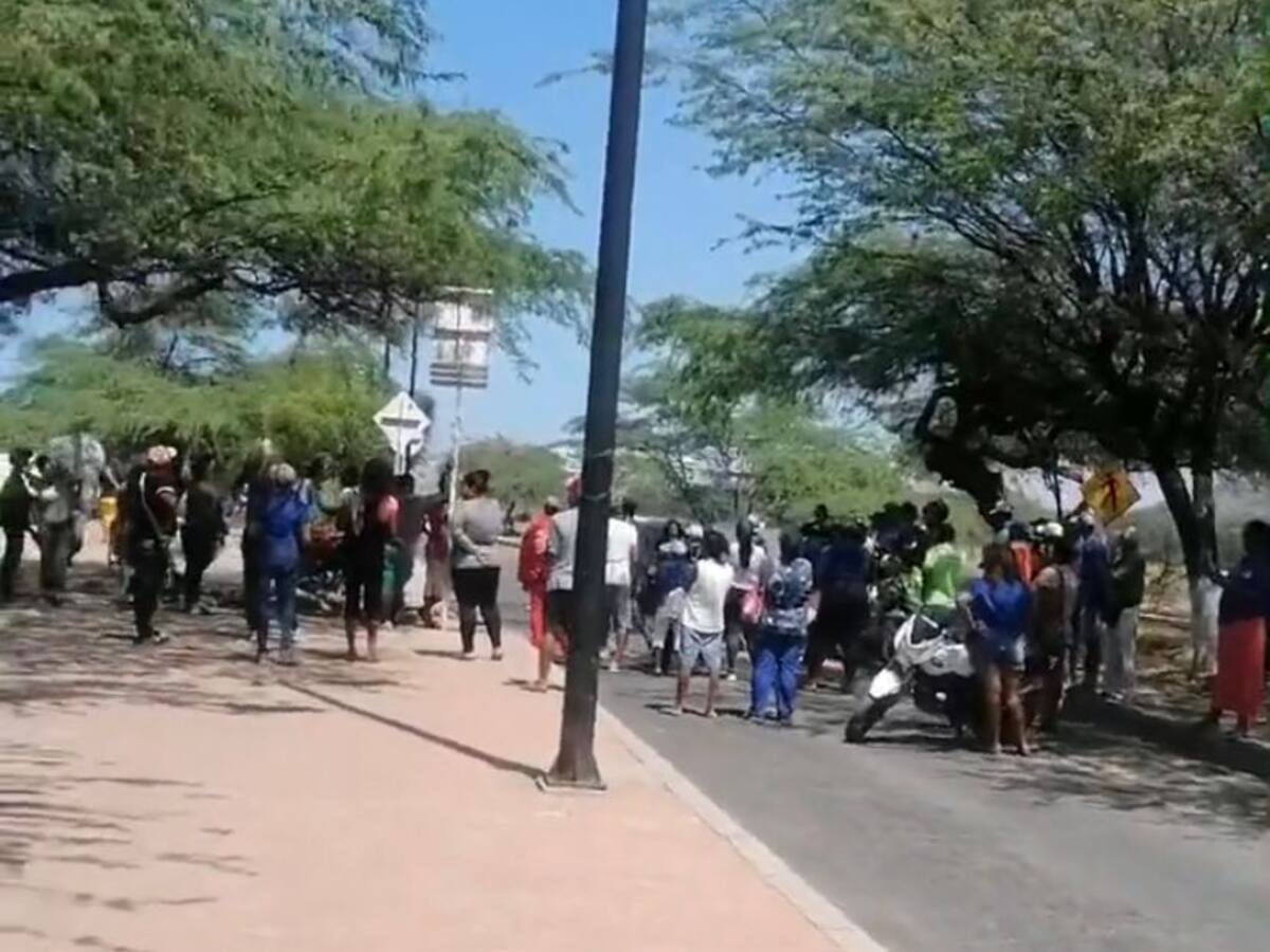 Cierre de vía hacia el aeropuerto de Santa Marta genera traumatismos entre pasajeros