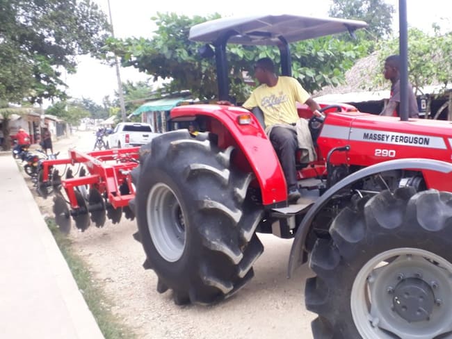 Comunidades palenqueras reciben tractor y herramientas agrícolas en Bolívar