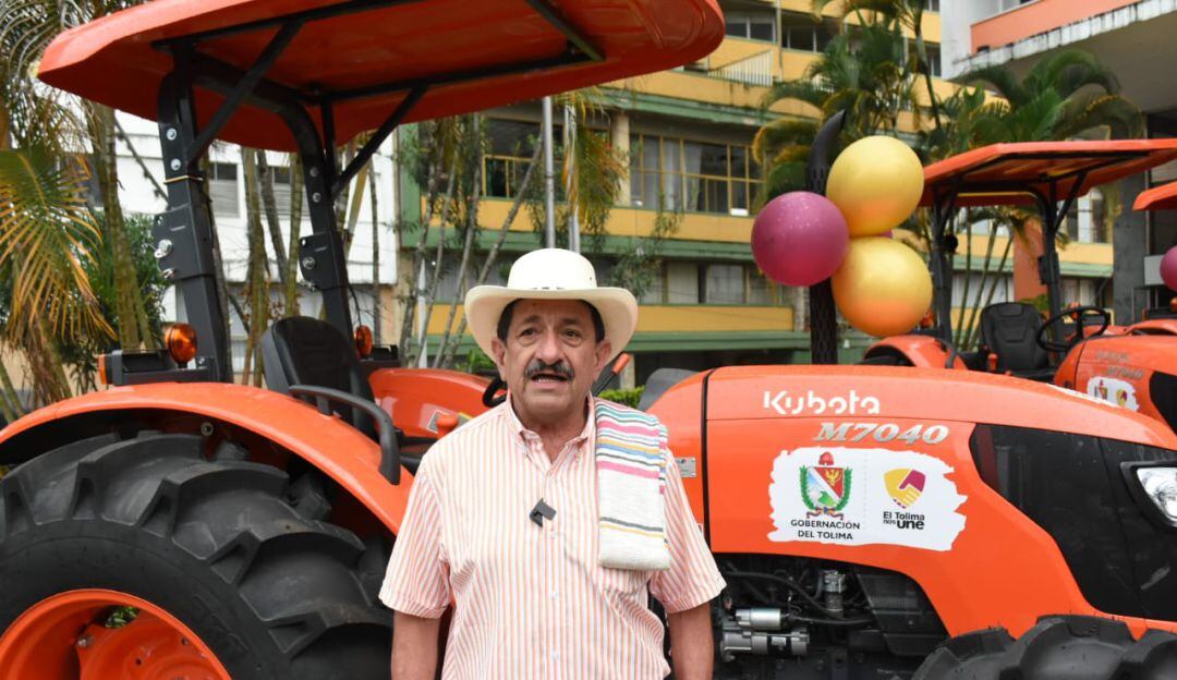 Tractor entregado a campesinos del Tolima.
