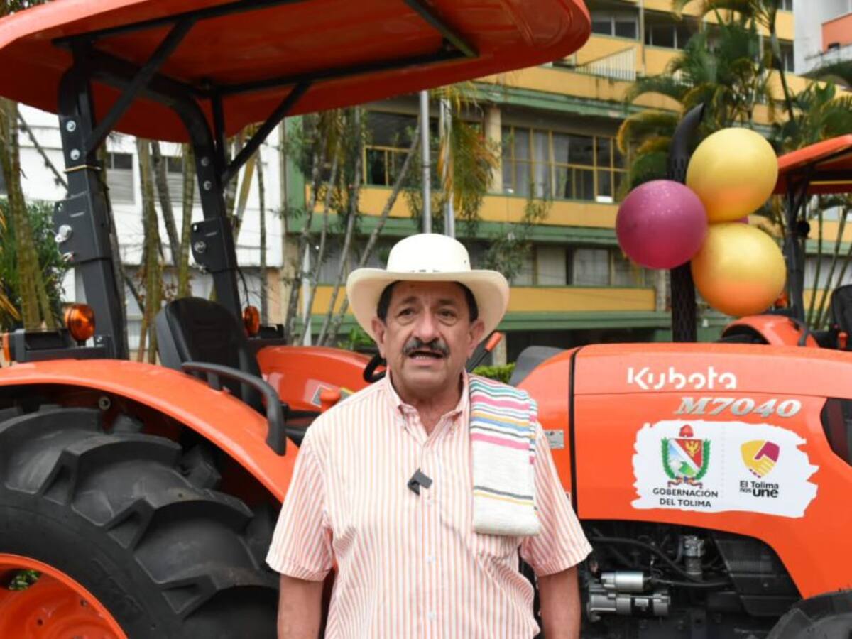 Entregan maquinaria a comunidades campesinas del Tolima