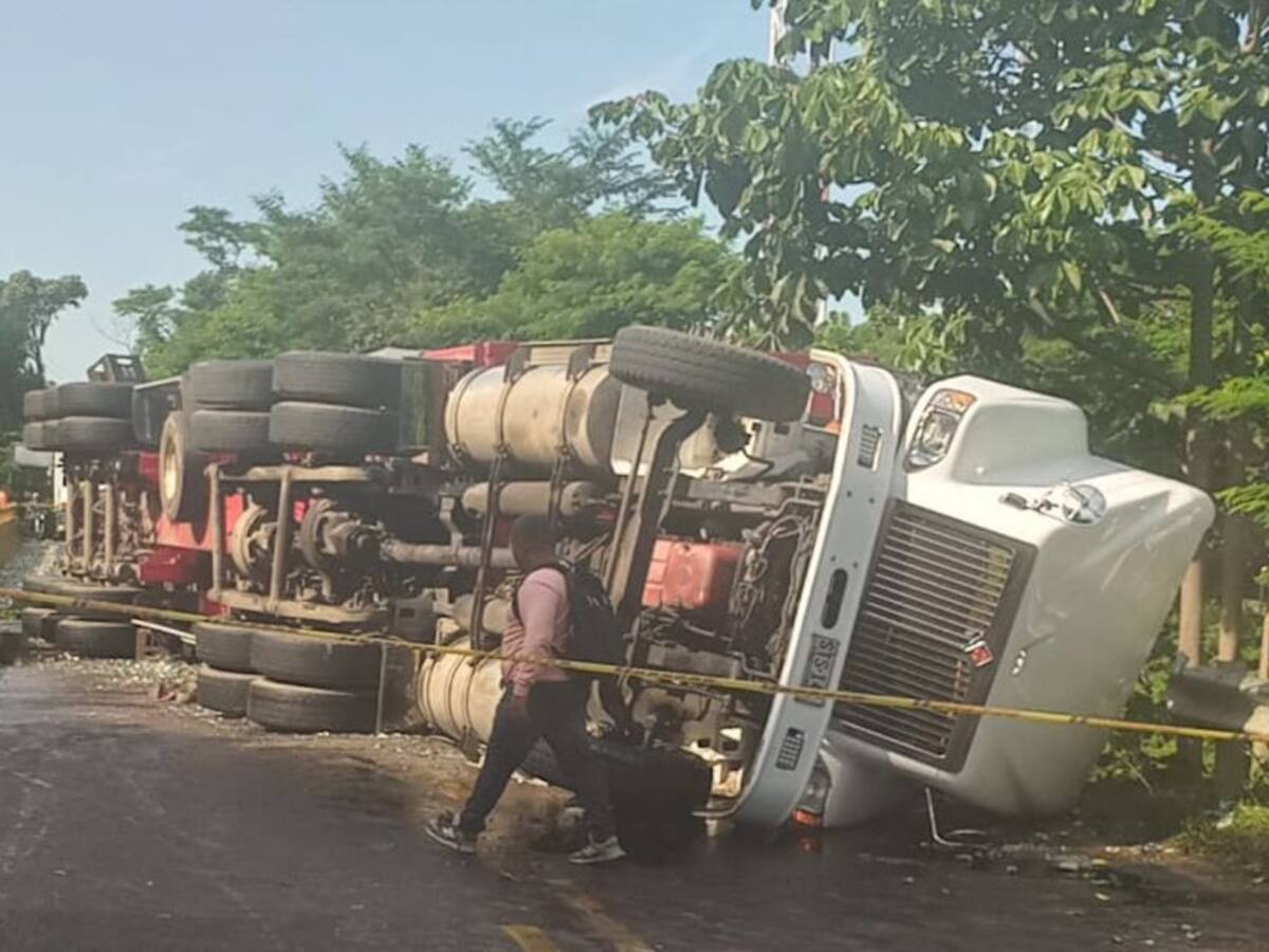 Saquean camión de cerveza volcado: las personas no ayudaron al conductor