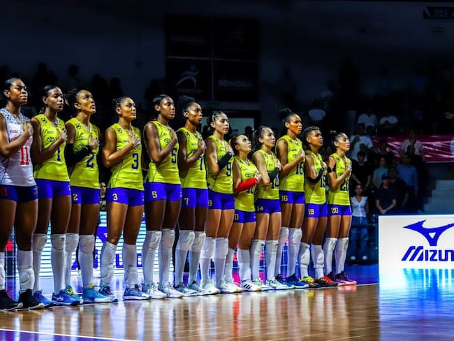 La Selección Colombia de voleibol femenino previo a la final de la Copa Panamericana.