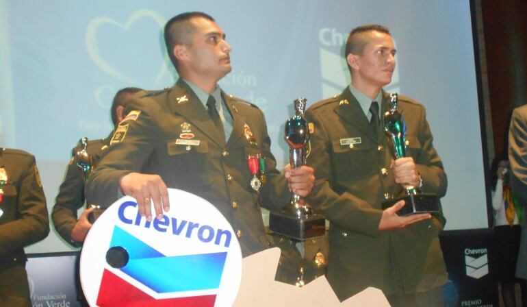 Edward  Edilberto Zubieta Gutiérrez abrazando a su amigo Carlos Rios Ávila.