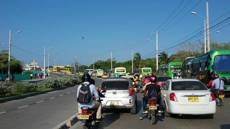 Motociclistas también protestan en contra de la reforma tributaria. Aseguran que los impuestos a las motos afectarán a la clase trabajadora. Foto: La W/ Leidys Rivero.