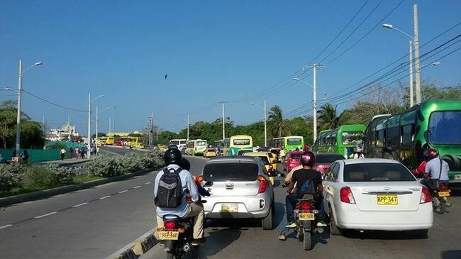Motociclistas también protestan en contra de la reforma tributaria. Aseguran que los impuestos a las motos afectarán a la clase trabajadora. Foto: La W/ Leidys Rivero.