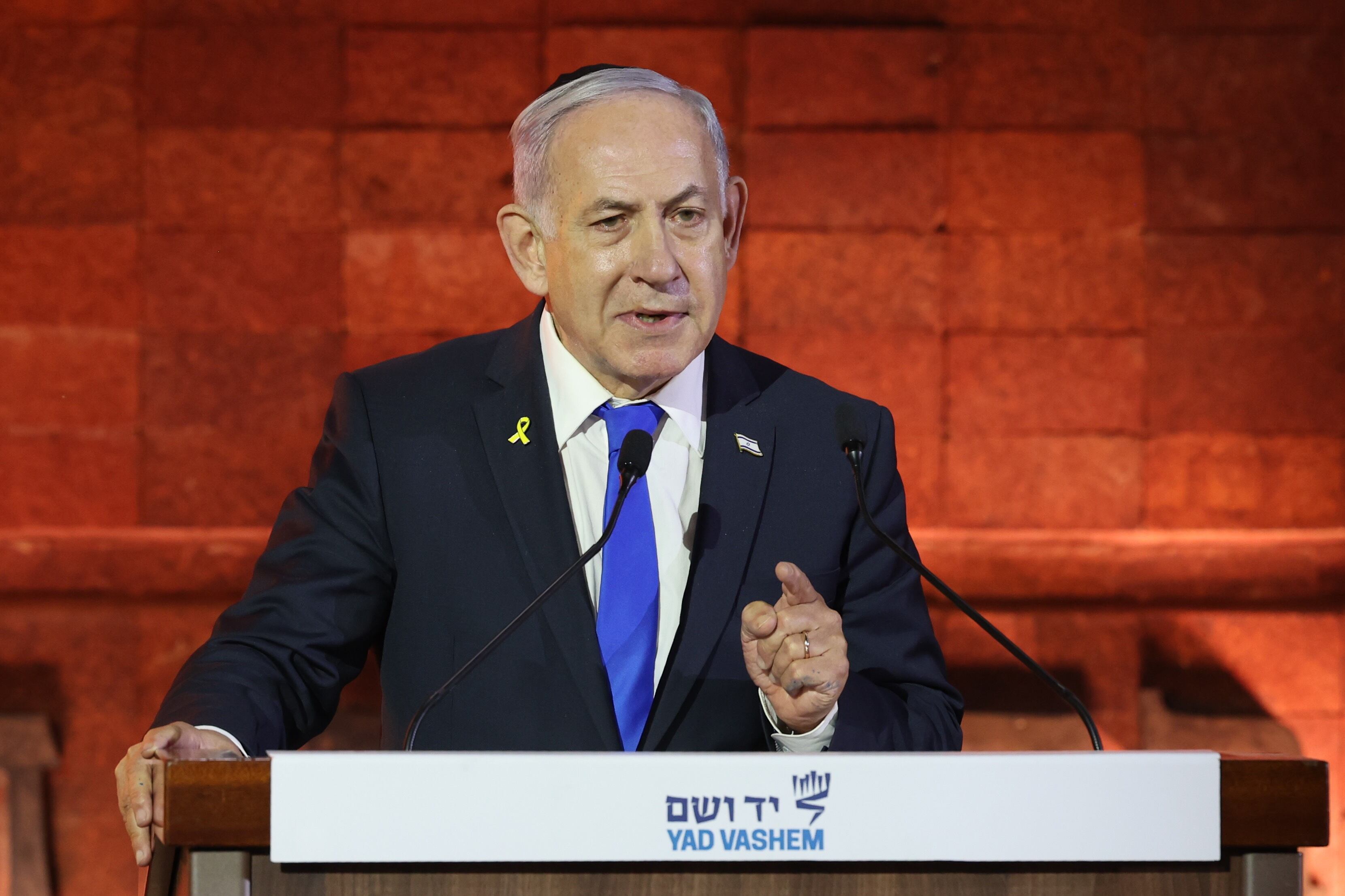 Jerusalem (-), 23/04/2025.- Israeli Prime Minister Benjamin Netanyahu delivers a speech during the official state opening ceremony of Holocaust Martyrs' and Heroes' Remembrance Day in Israel, at the Yad Vashem Holocaust memorial museum in Jerusalem, 23 April 2025. Israel marks Holocaust Memorial Day, remembering the six million Jews killed by German Nazis during World War II. (Jerusalén) EFE/EPA/ABIR SULTAN