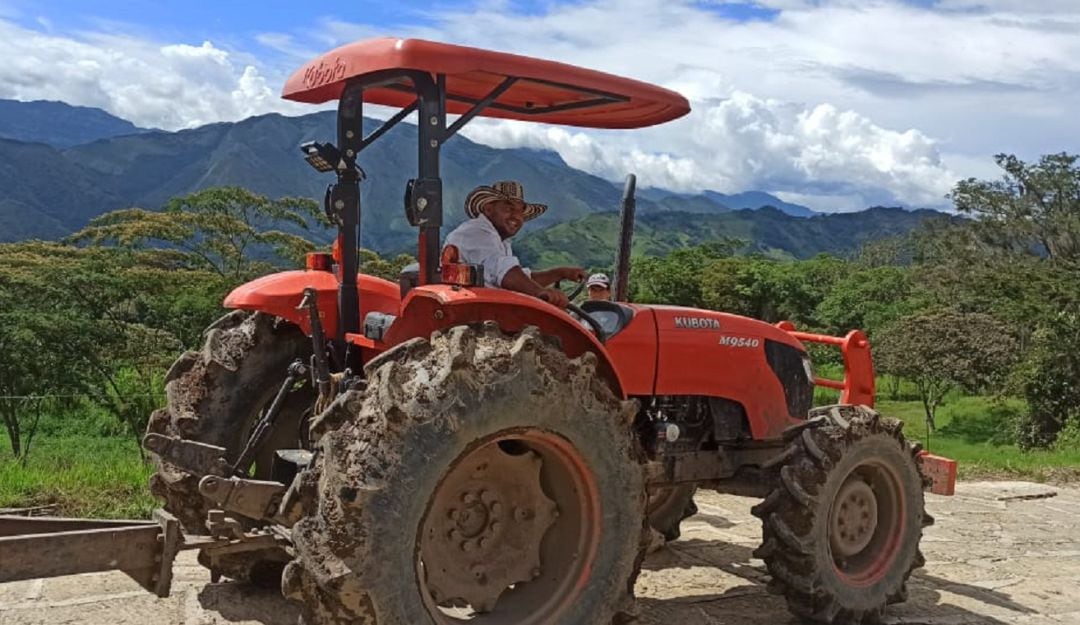 Pacho Villa, un veterano campesino que muestra la vida rural en redes sociales.