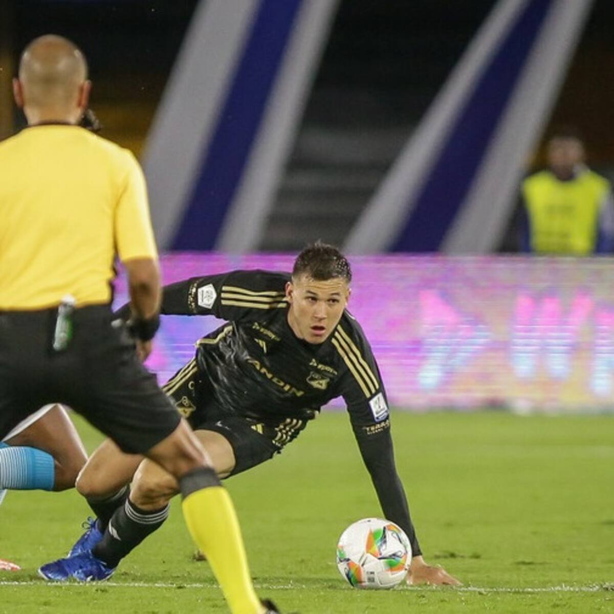 Escándalo en el fútbol: dos árbitros colombianos estarían implicados en amaño de partidos