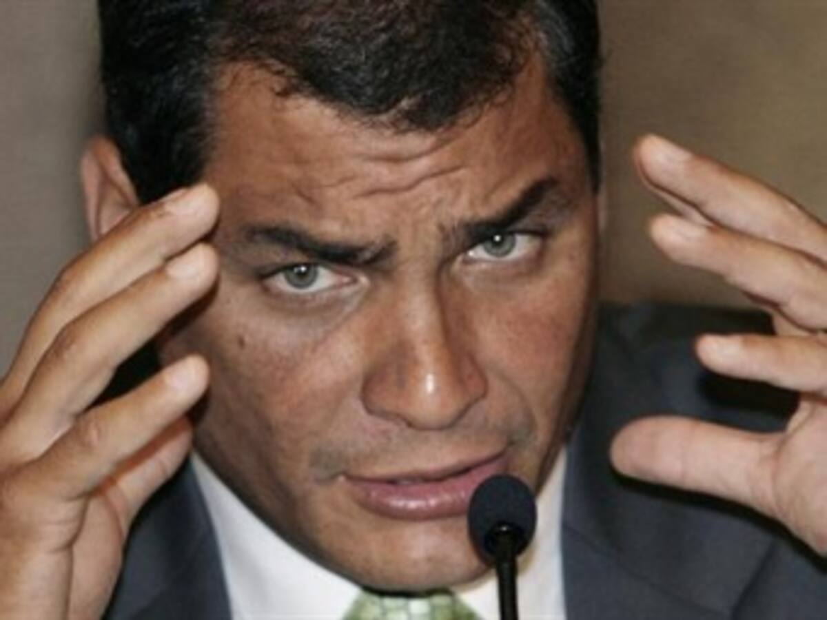 Correa dice es una 'vergüenza' que Obama respalde a periodistas 'informantes'