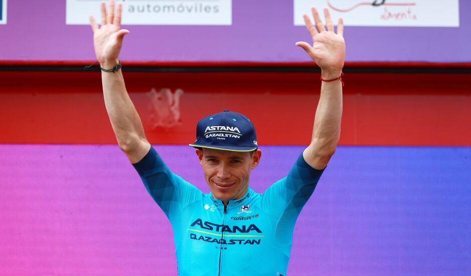 Miguel Ángel López corriendo para el Astana en 2022 / Getty Images