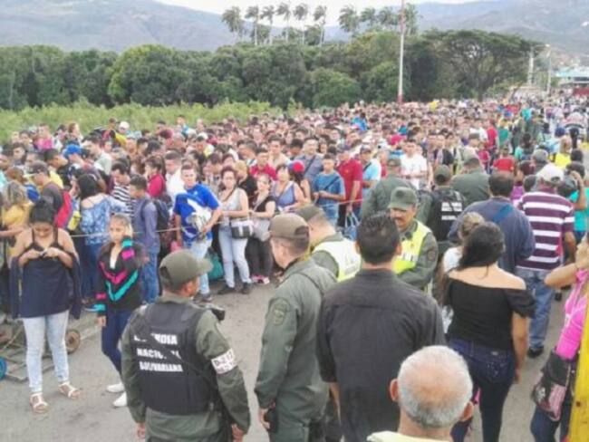 Venezolanos cruzando la Frontera.