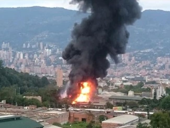 Bomberos tratan de controlar incendio en fábrica de Itagüí, Antioquia