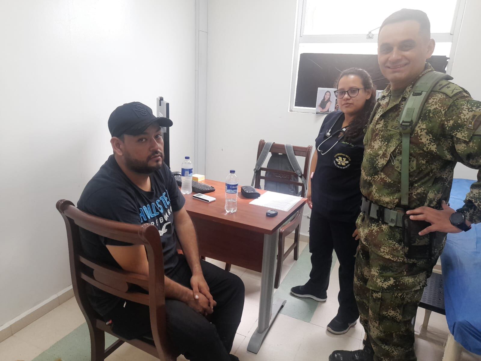 Liberación del concejal José Miguel García (izquierda). Cortesía: Ejército Nacional.