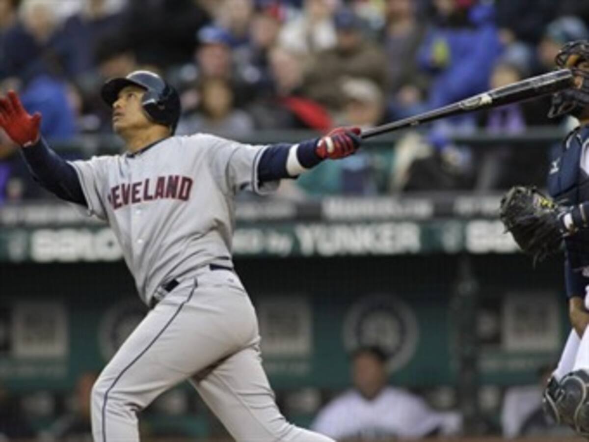 Orlando Cabrera figura de los Indios de Cleveland en victoria sobre los Tigres de Detroit
