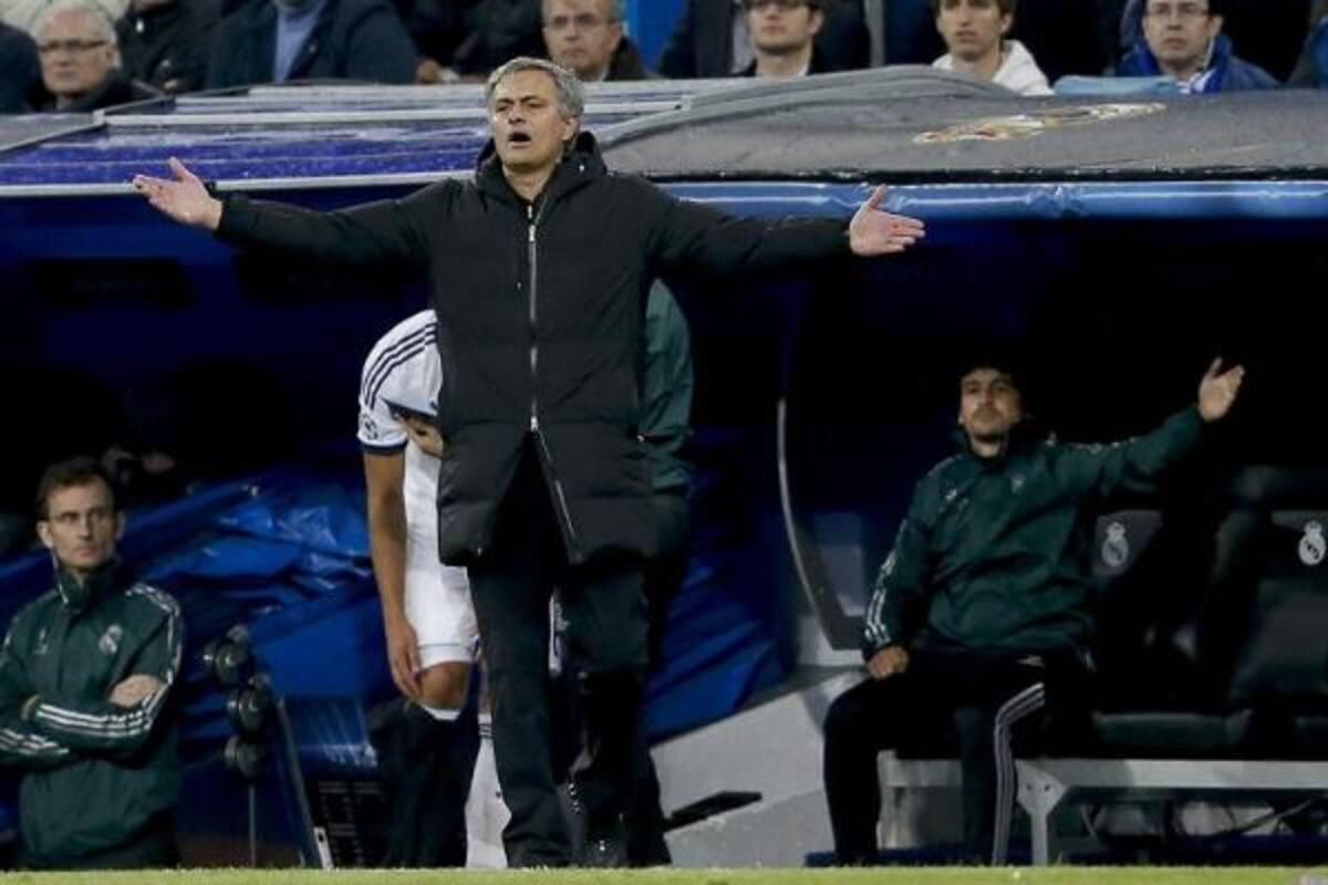 José Mourinho se muestra impotente por el resultado.