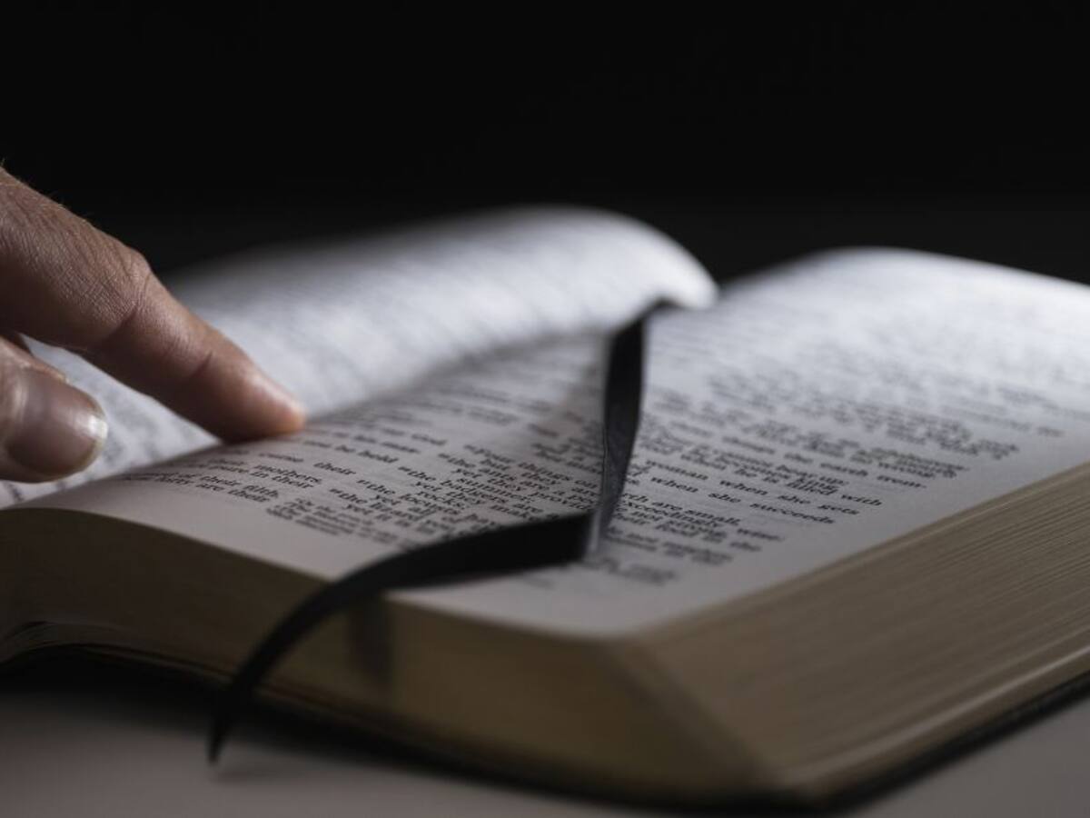 Juez en Bogotá ordena a la Policía suspender compra de 720 biblias