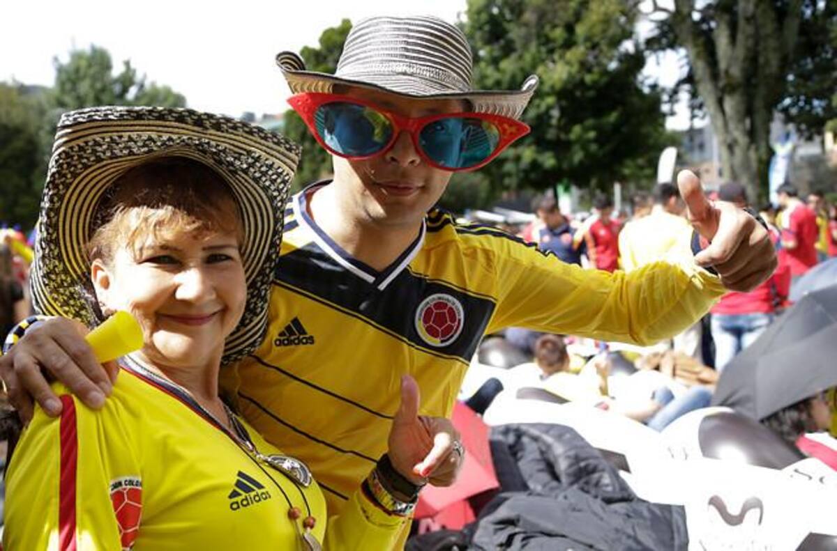 Millones de colombianos se acercan a las pantallas gigantes dispuestas en las principales ciudades del país.