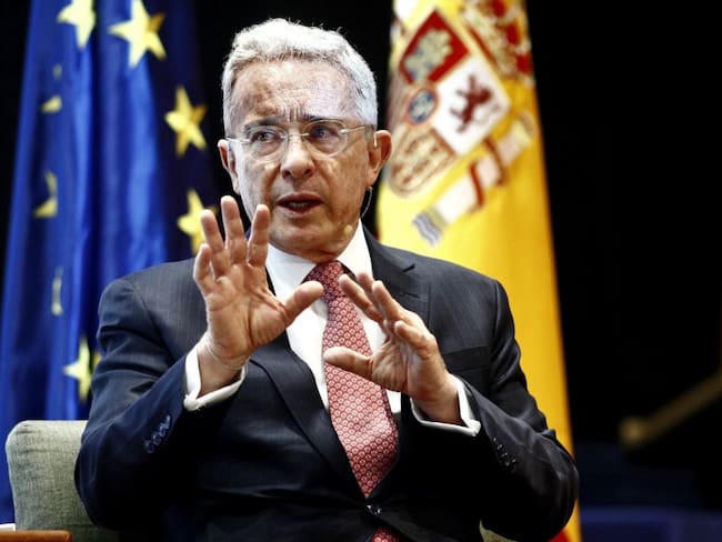 El expresidente Álvaro Uribe en un foro internacional.