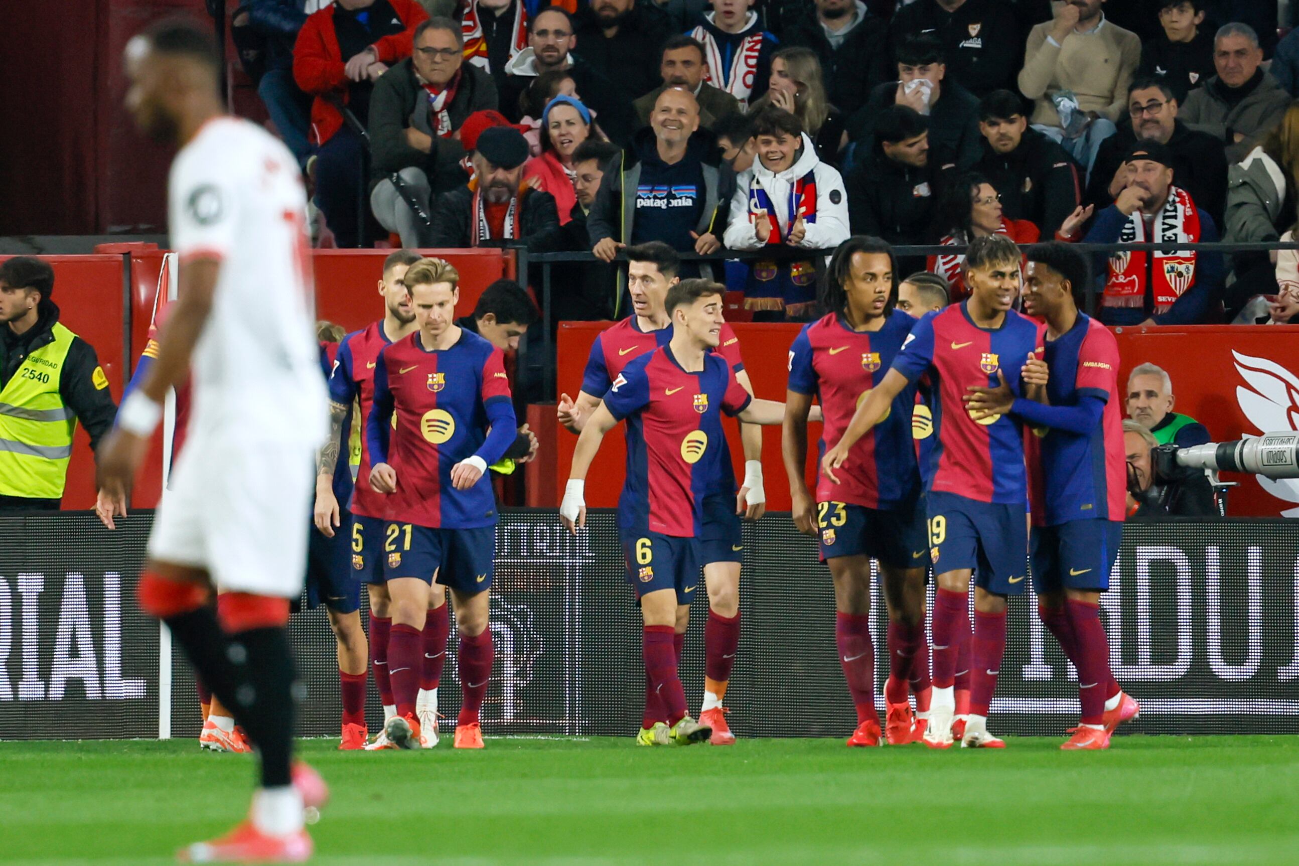 El delantero del FC Barcelona Robert Lewandowski celebra tras anotar un tanto durante un encuentro correspondiente a la jornada 23 de LaLiga EA Sports entre el Sevilla FC y el FC Barcelona en el estadio Ramón Sánchez-Pizjuán de Sevilla. EFE/ José Manuel Vidal