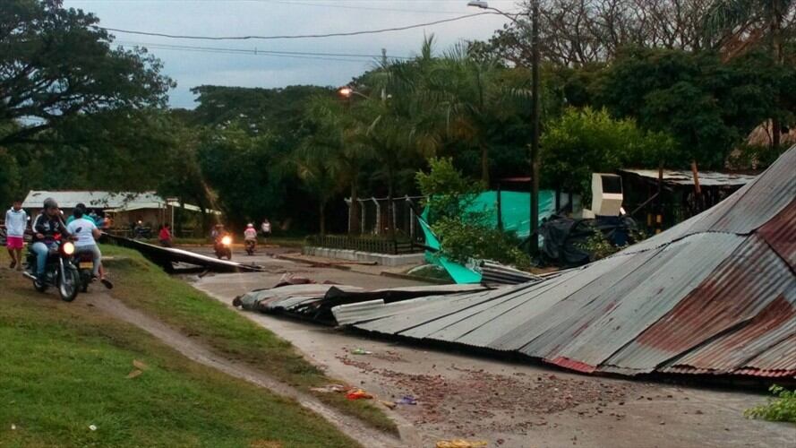 Los fuertes vientos derribaron árboles y destecharon varias viviendas. Foto: Erika Rebolledo (W Radio)