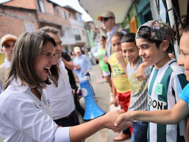 Alianza público-privada en Medellín mejorará 13 colegios oficiales