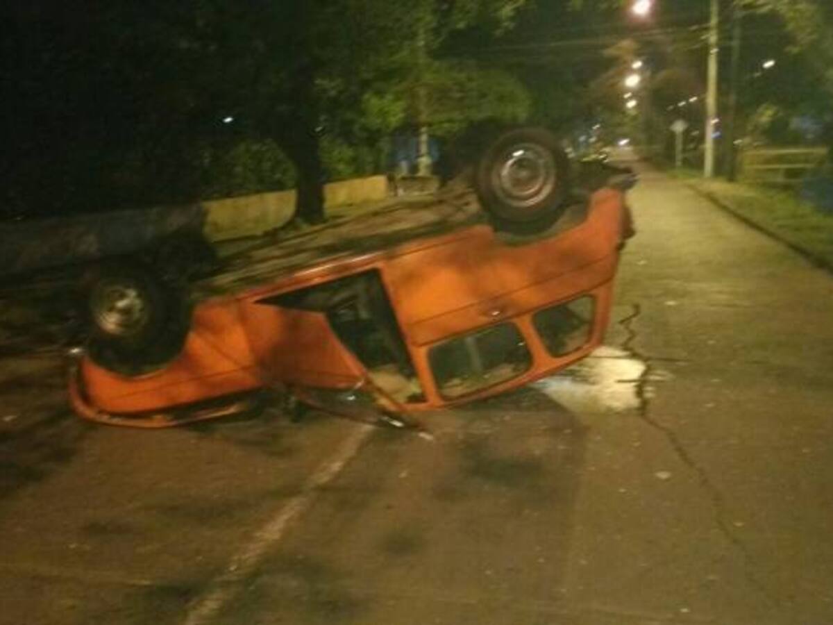 Cuatro heridos al volcarse automovil en el sur de Cali
