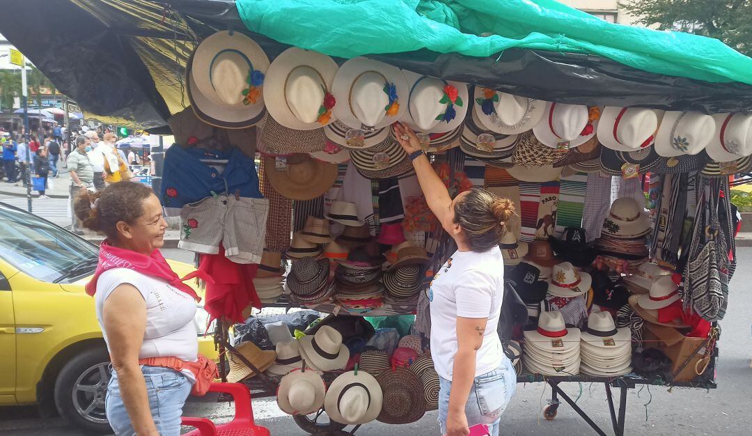 El sombrero un elemento que no puede faltar en las celebraciones de San Juan y San Pedro