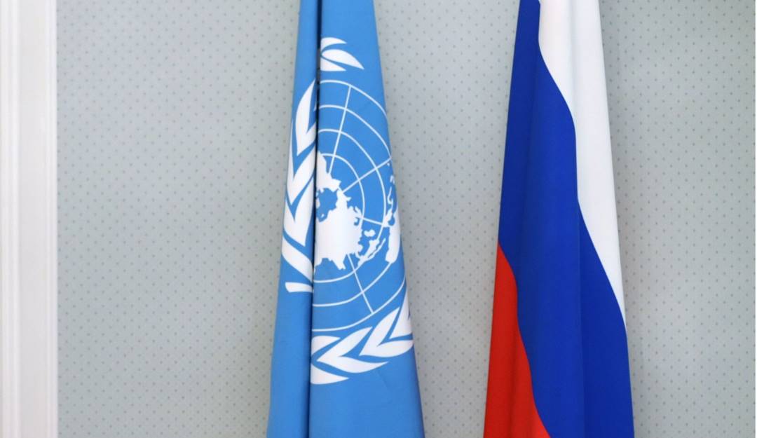 Bandera de la Organización de las Naciones Unidas (izq) y Rusia (der).           Foto: Getty 