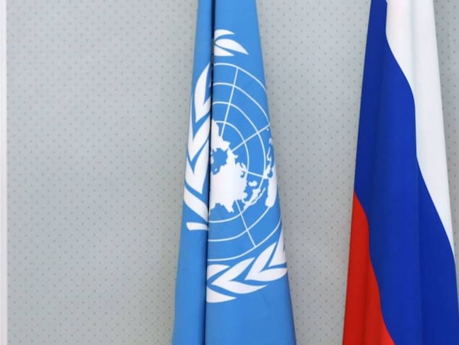 Bandera de la Organización de las Naciones Unidas (izq) y Rusia (der).           Foto: Getty 