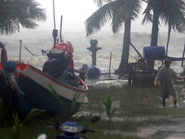 Miles de turistas evacuados por la tormenta Pabuk en Tailandia